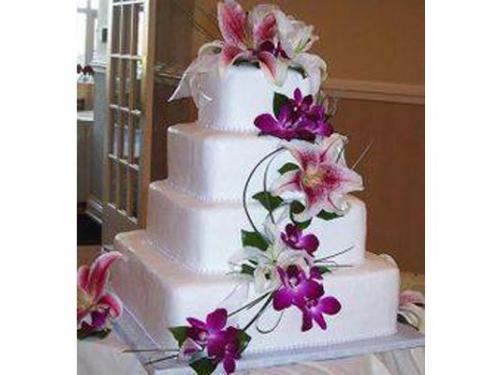 Pastel decorado con flores