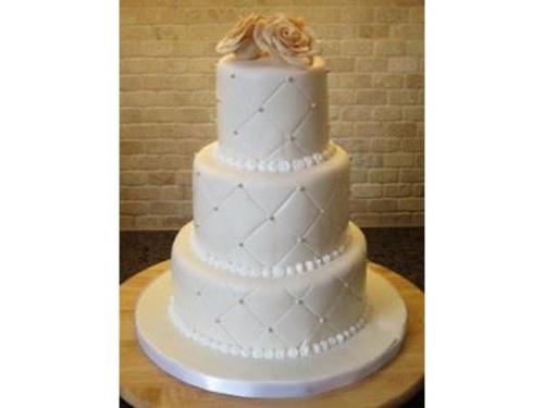 Pastel blanco con rosas