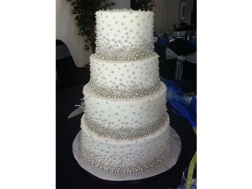 Pastel blanco con perlas plateadas