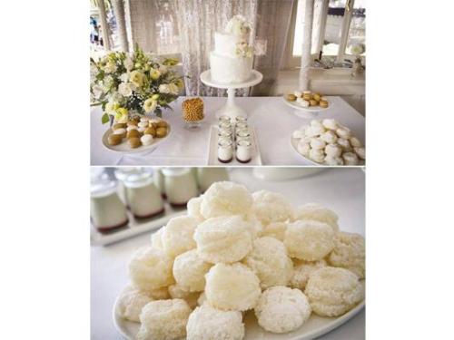 Mesa con pastel y postres