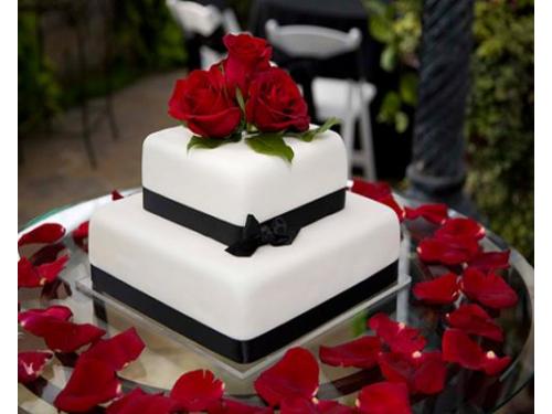 Pastel de boda con detalles negros