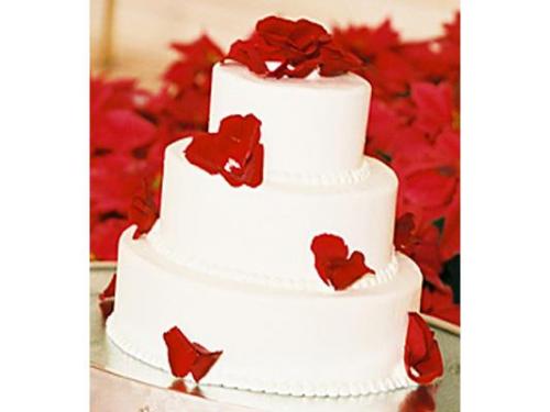 Pastel de boda con petalos rojos