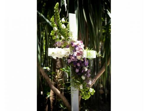 Arreglo floral en la cruz