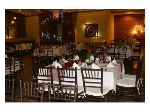 Mesas cuadradas y sillas tiffany