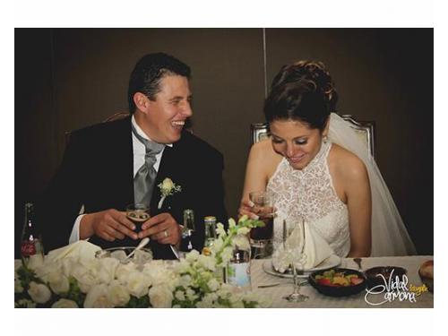 Novios en la mesa principal