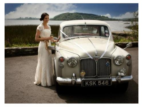 Novia y auto clásico