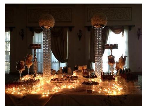 Mesa decorada e iluminada