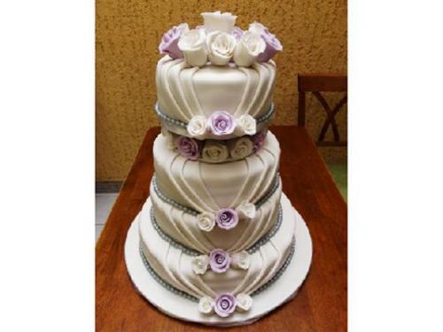 Pastel de boda con flores