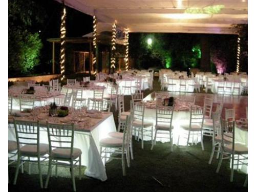 Montaje con mesas iluminadas