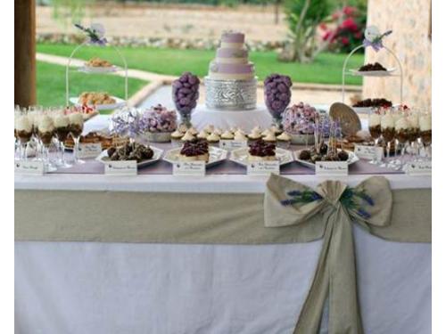 Barra con pastel y postres