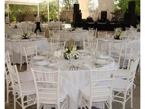 Montaje de mesas redondas y sillas tiffany