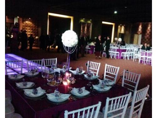 Montaje en mesas cuadradas