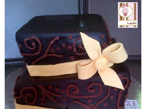 Pastel cuadrado en fondant de chocolate