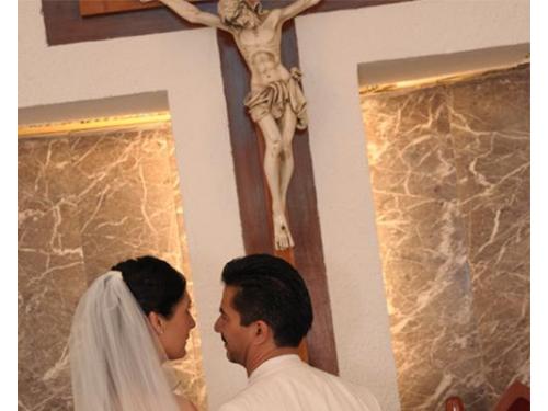 Pareja en la iglesia