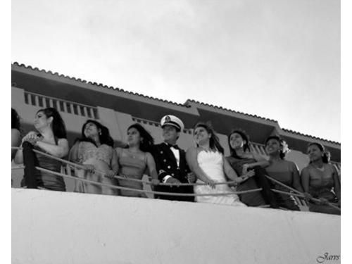 Novios con damas en el muelle