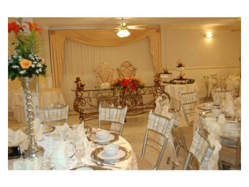 Mesa de novios decorada con flores