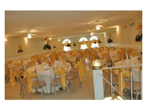 Montaje en amarillo y dorado para bodas