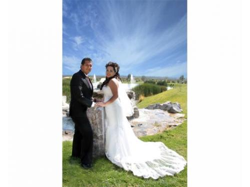 Novios con bello fondo