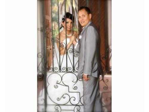 Novios mirando a la cámara