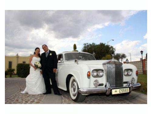 Novios en el auto clásico