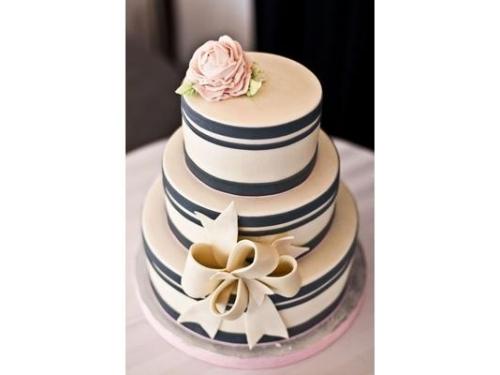 Pastel con moño fondant
