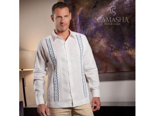 Original y fina guayabera con un deshilado ideal para el novio.