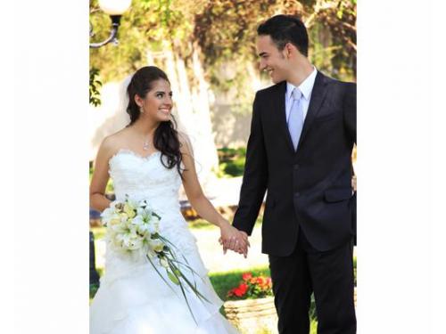 Novios tomados de la mano