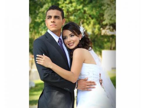 Novios posando para la foto