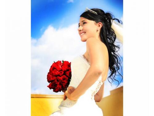 Novia con su ramo de rosas