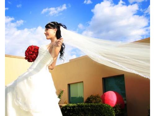 Foto de la novia con el velo al aire