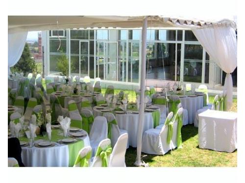 Bnaquete de bodas en jardín