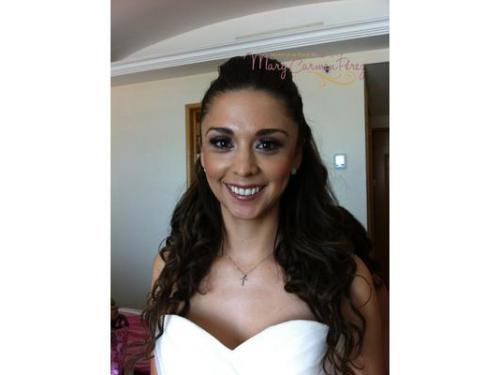 Maquillaje y peinado con productos de alta calidad, aerógrafo y brochas.