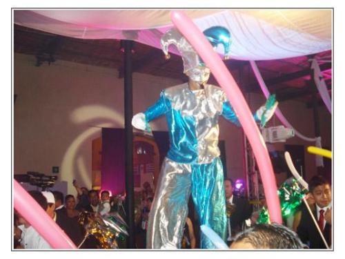 Animadores en zancos