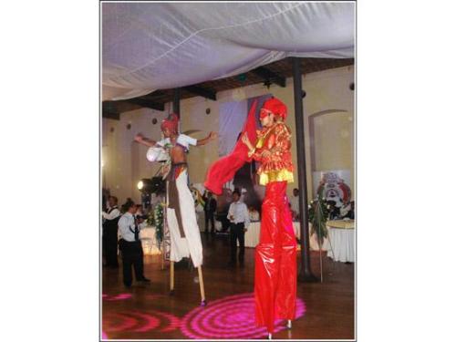 Zanquera con vestuario rojo