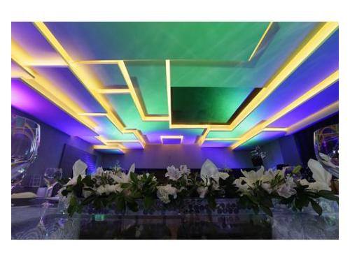 Decoración floral en mesa principal