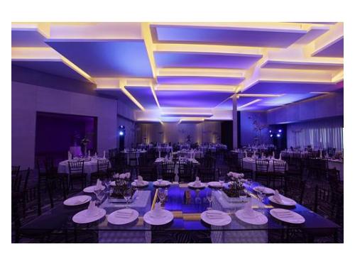 Amplias mesas cuadradas