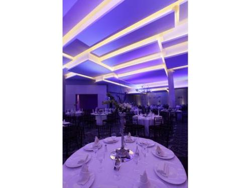 Mesa redonda con mantelería blanca