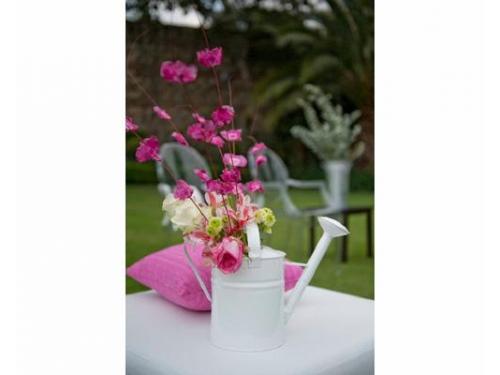 Decoración con regadera y flores