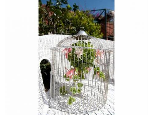 Arreglo floral en jaula