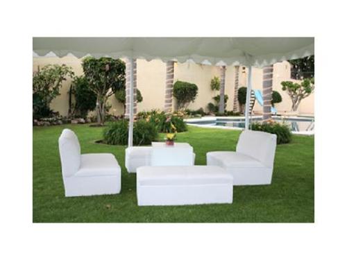 Instalación de mobiliario en el jardín