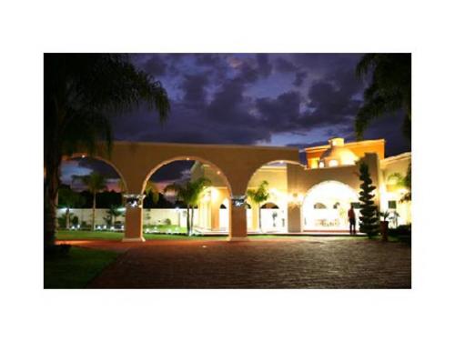 Linda vista del salón y jardín de noche