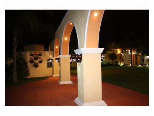 Arcos iluminados de noche