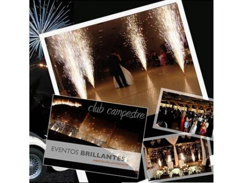 Hermosa noche con pirotecnia