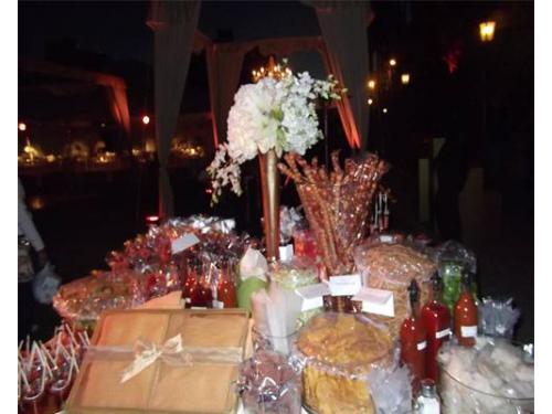 Mesa de dulces surtida