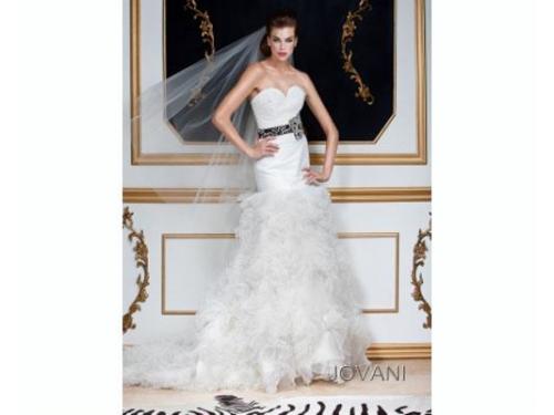 Vestido de novia con cintillo negro