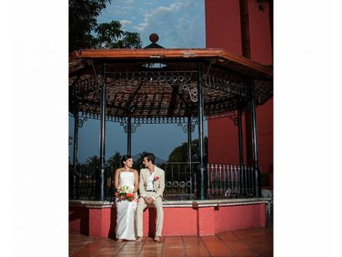 Novios en el kiosko