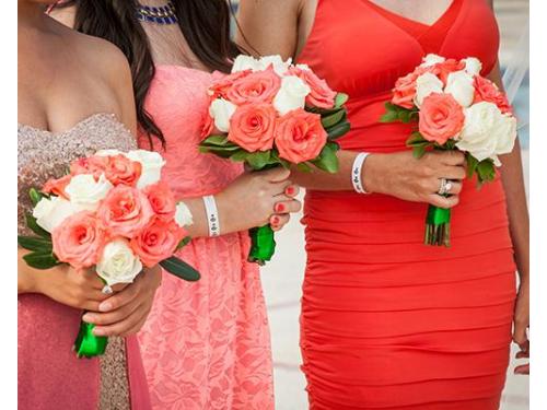 Damas de honor con sus ramos