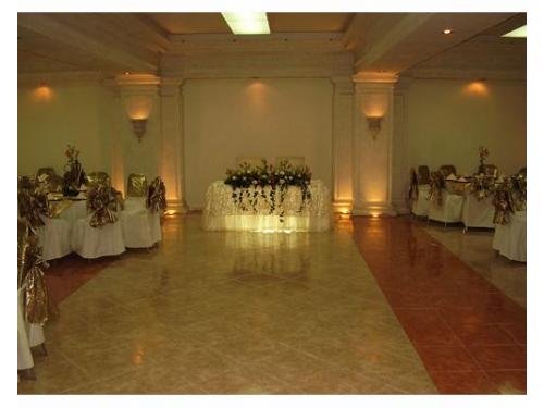 Mesa de los novios al fondo