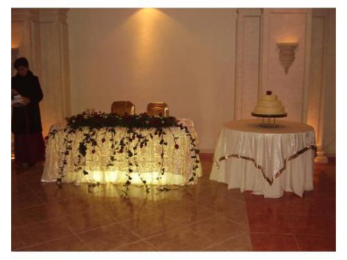 Mesa de los novios iluminada