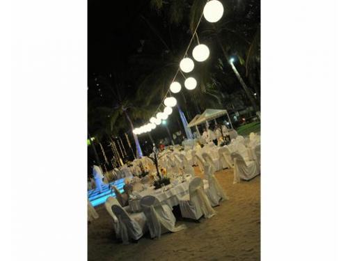 Montaje con esferas iluminadas